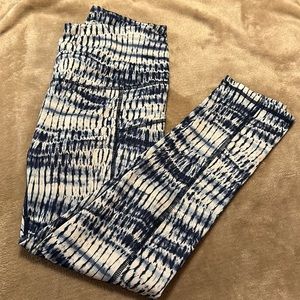 GAIAM 💙 Blue and White 🤍 tie dye cropped length leggings Sz: XS